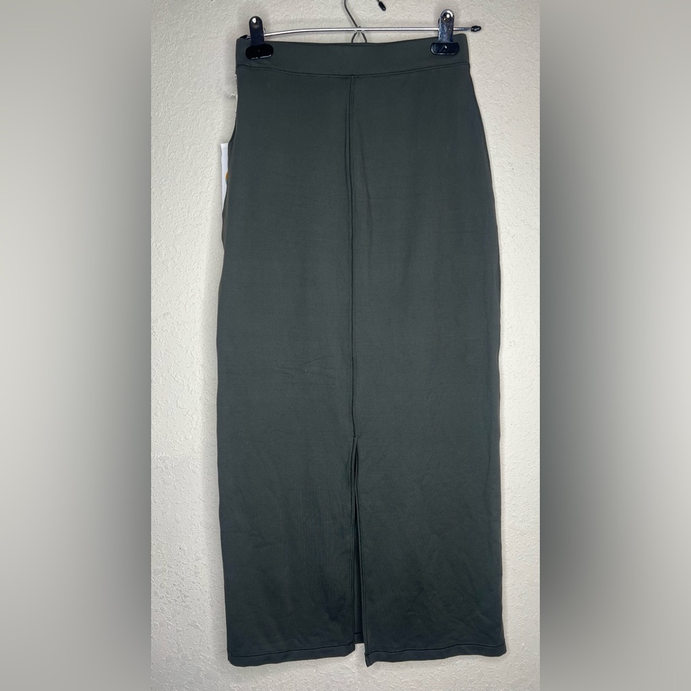 NEW Vuori Halo Column Skirt in Kale - Picture 7 of 8